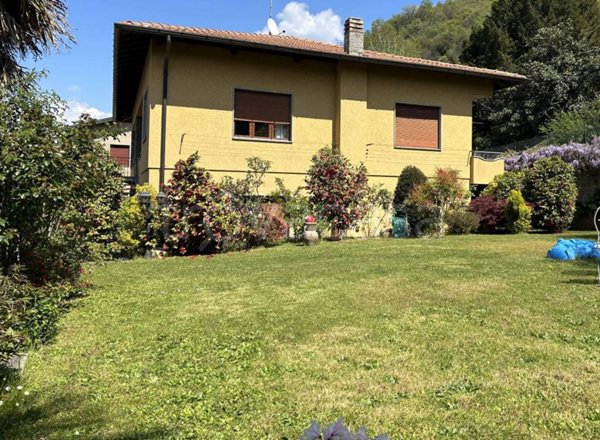 casa indipendente in vendita ad Arcisate in zona Brenno Useria
