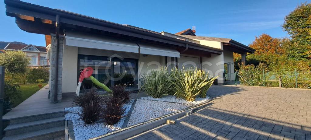 casa indipendente in vendita ad Arcisate in zona Brenno Useria