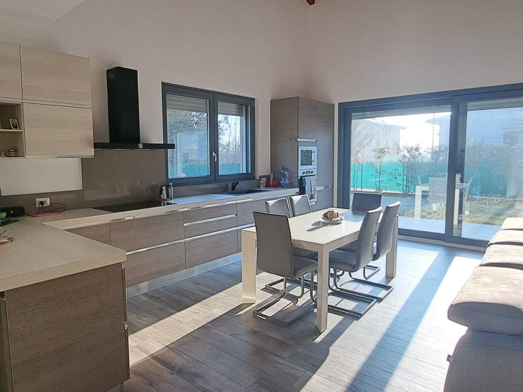 casa indipendente in vendita ad Arcisate in zona Brenno Useria