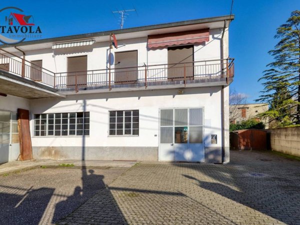 capannone in vendita ad Arcisate in zona Brenno Useria