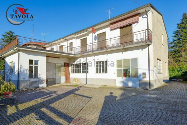 capannone in vendita ad Arcisate in zona Brenno Useria