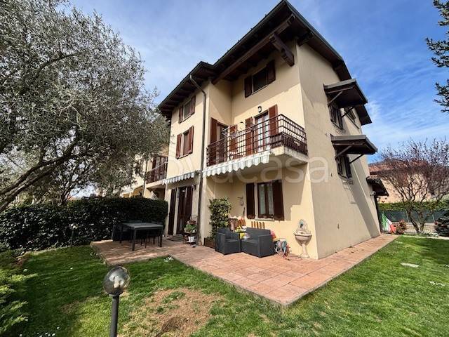 casa indipendente in vendita ad Arcisate