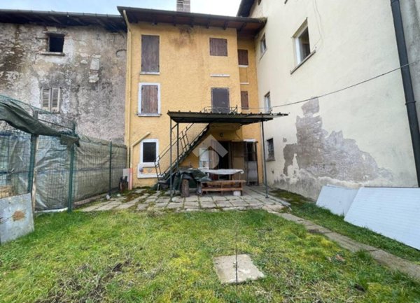 casa indipendente in vendita ad Arcisate in zona Brenno Useria