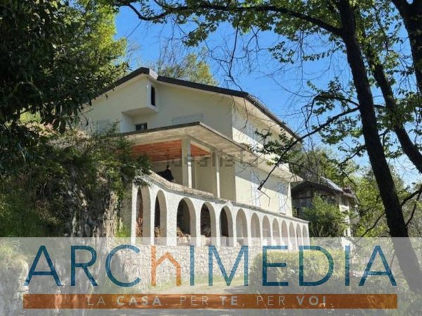 casa indipendente in vendita ad Arcisate in zona Velmaio
