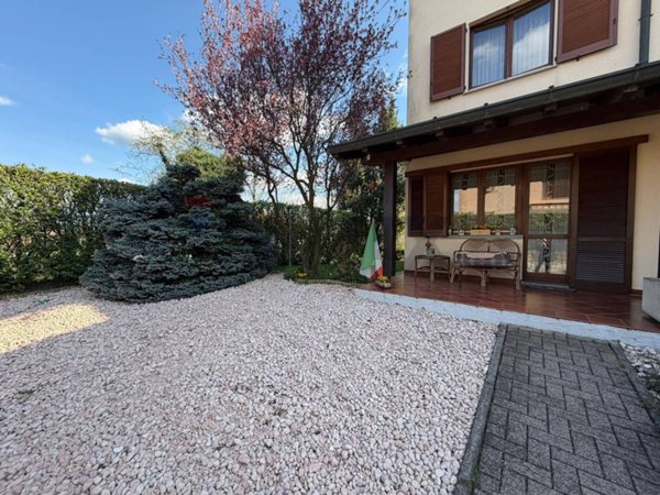 casa indipendente in vendita ad Arcisate in zona Brenno Useria