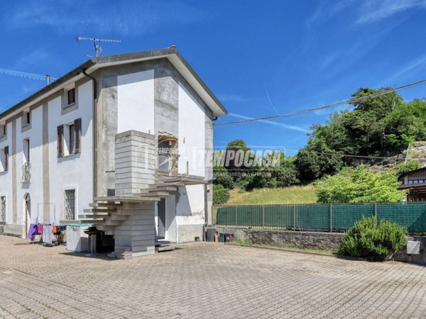 casale in vendita ad Arcisate in zona Brenno Useria