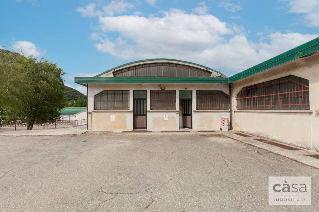 locale commerciale in vendita ad Arcisate in zona Brenno Useria