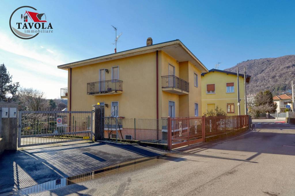 appartamento in vendita ad Arcisate in zona Brenno Useria