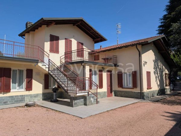 casa indipendente in vendita ad Arcisate in zona Brenno Useria