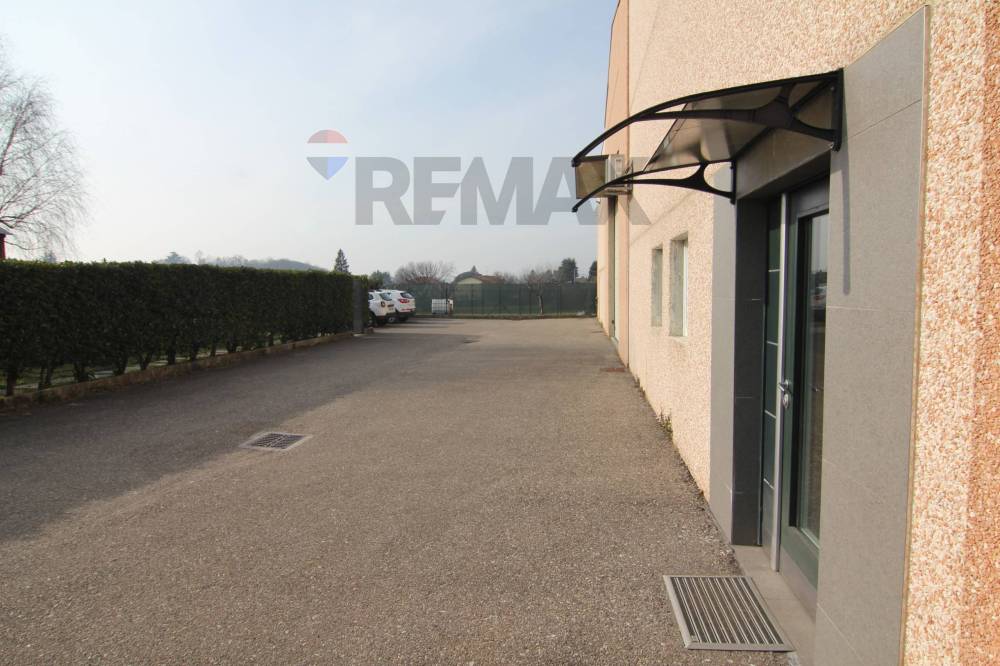 ufficio in vendita ad Arcisate in zona Brenno Useria