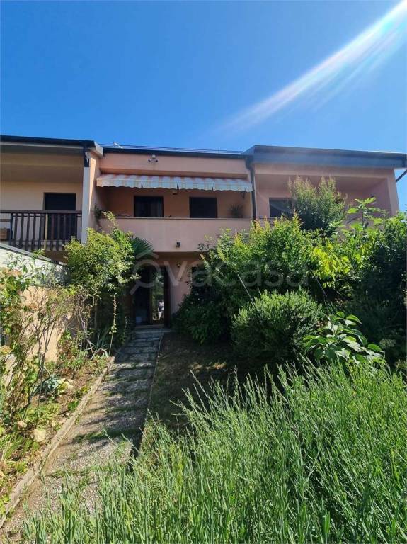 casa indipendente in vendita ad Arcisate in zona Brenno Useria