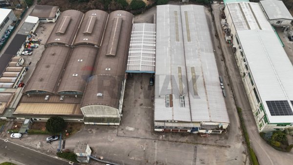 capannone in vendita ad Arcisate in zona Brenno Useria