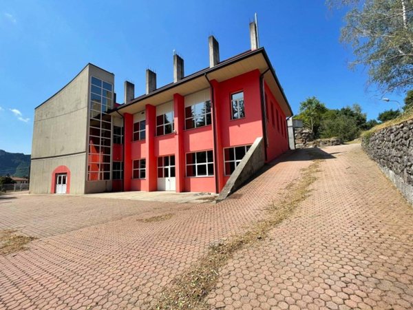 locale commerciale in vendita ad Arcisate in zona Brenno Useria