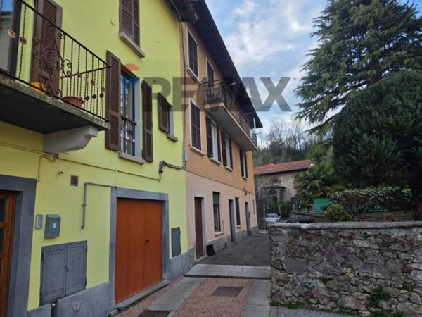 casa indipendente in vendita ad Arcisate in zona Brenno Useria