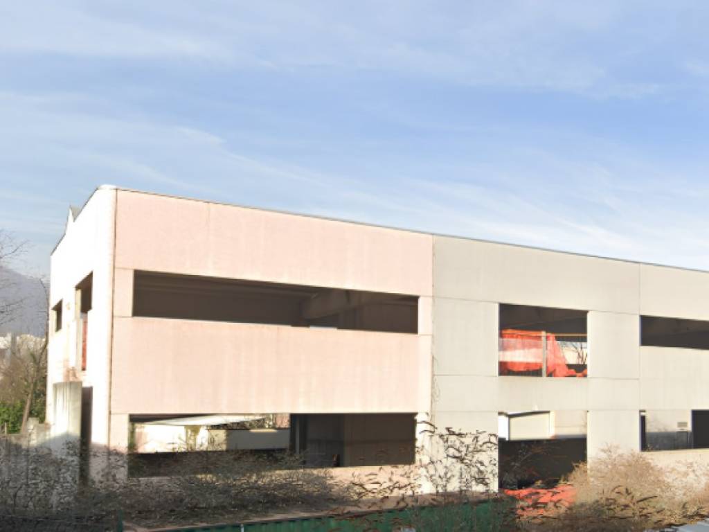 locale commerciale in vendita ad Arcisate in zona Brenno Useria