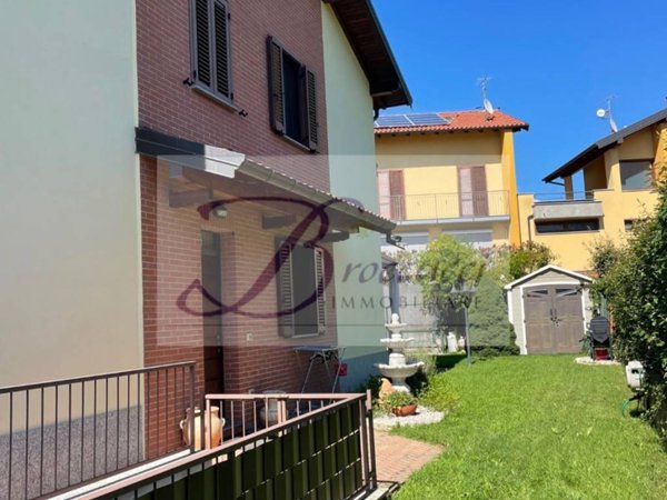 casa indipendente in vendita ad Arcisate in zona Brenno Useria