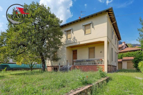 casa indipendente in vendita ad Arcisate in zona Brenno Useria