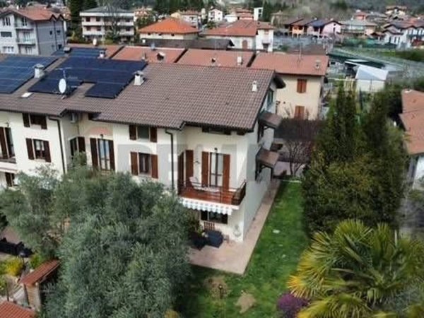 casa indipendente in vendita ad Arcisate in zona Brenno Useria