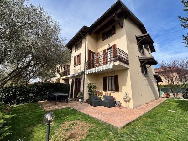 casa indipendente in vendita ad Arcisate in zona Brenno Useria