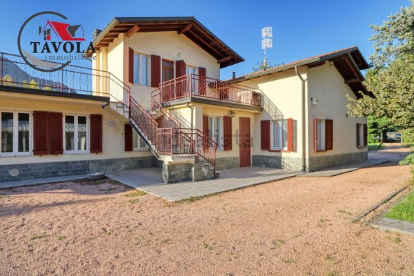 casa indipendente in vendita ad Arcisate in zona Brenno Useria