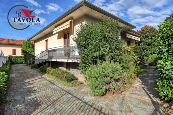 casa indipendente in vendita ad Arcisate in zona Brenno Useria