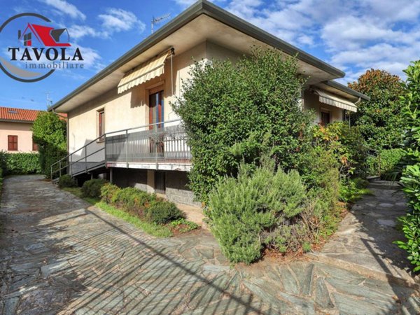 casa indipendente in vendita ad Arcisate in zona Brenno Useria