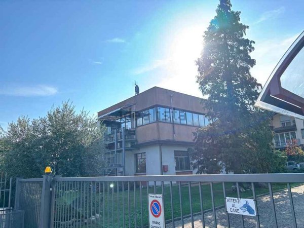 locale commerciale in vendita ad Arcisate in zona Brenno Useria