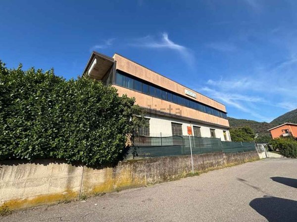 locale commerciale in vendita ad Arcisate in zona Brenno Useria