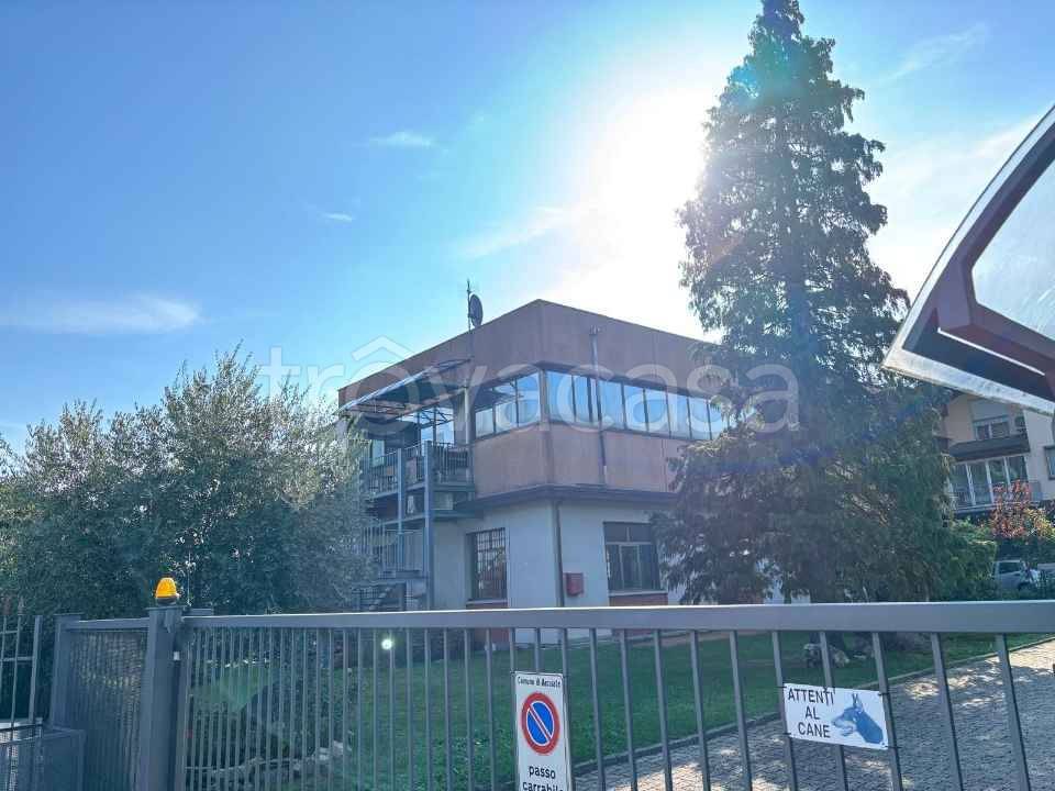 locale commerciale in vendita ad Arcisate in zona Brenno Useria