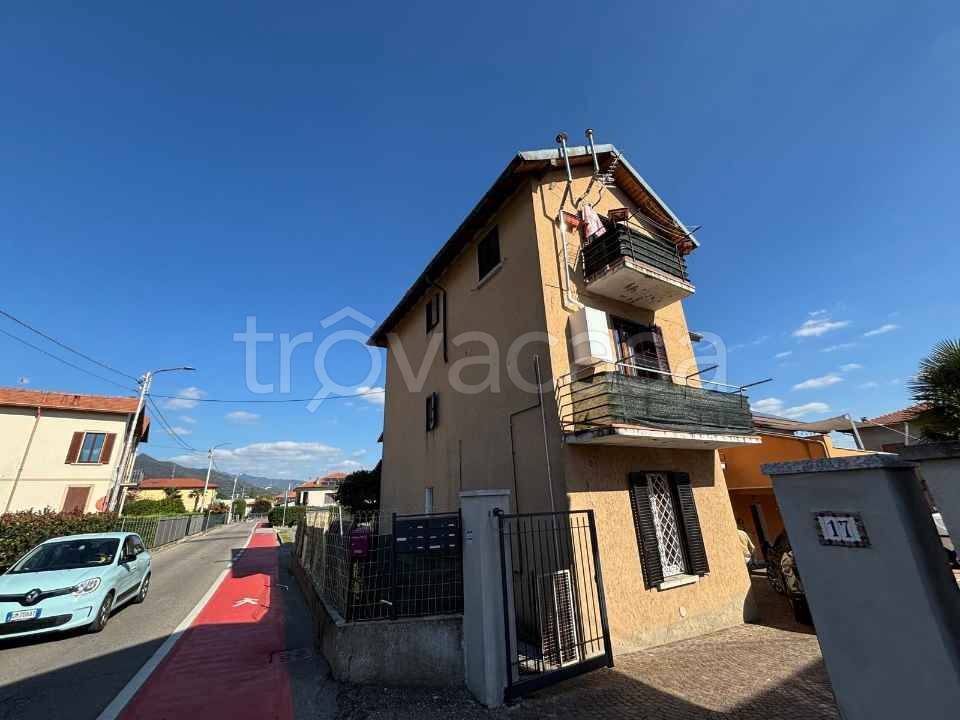 appartamento in vendita ad Arcisate in zona Brenno Useria