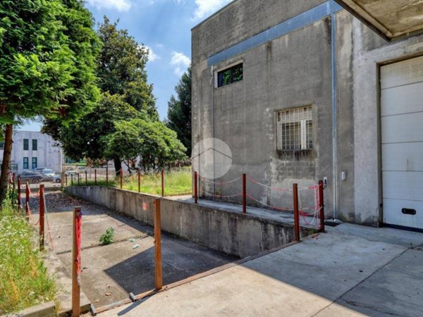 locale commerciale in vendita ad Arsago Seprio