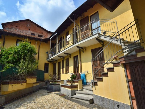 appartamento in vendita ad Azzate in zona Castello