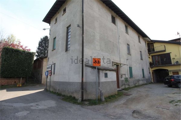 casa indipendente in vendita ad Azzate in zona Erbamolle