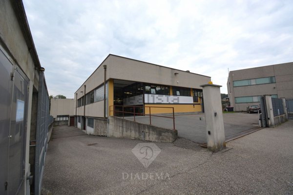 capannone in vendita ad Azzate in zona Vegonno