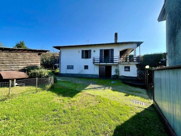 casa indipendente in vendita ad Azzate in zona Vegonno