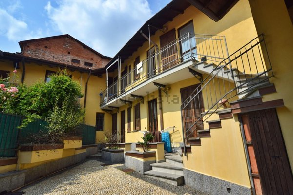 appartamento in vendita ad Azzate in zona Castello