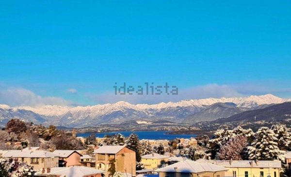 casa indipendente in vendita ad Azzate