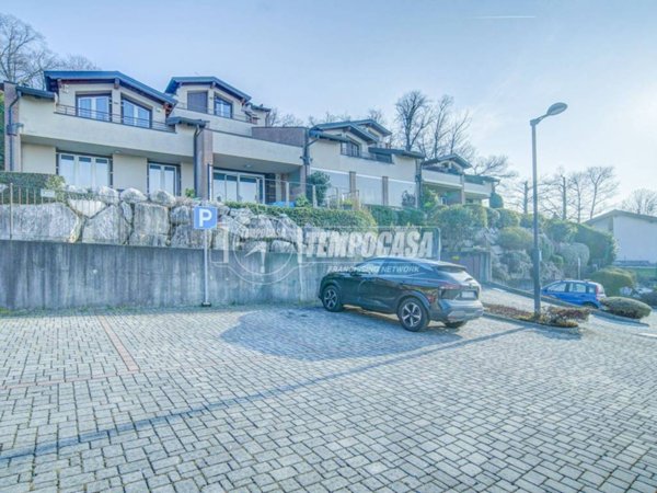 casa indipendente in vendita ad Azzate