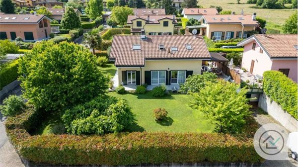 casa indipendente in vendita ad Azzate