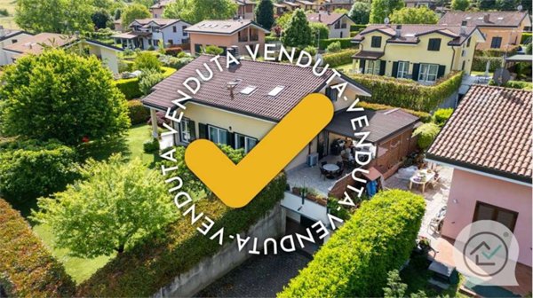 casa indipendente in vendita ad Azzate
