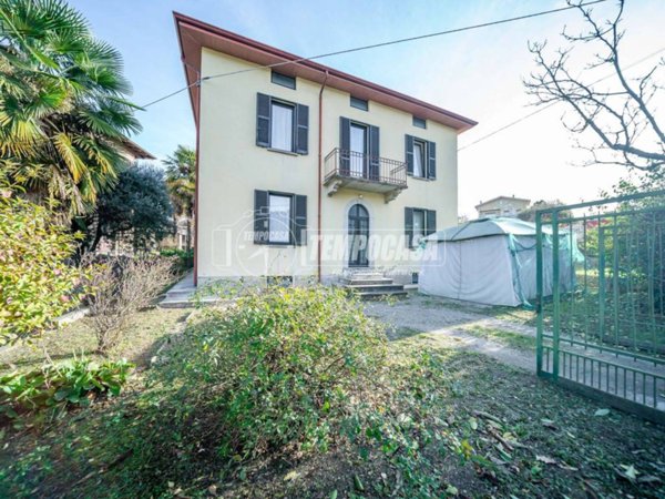 casa indipendente in vendita ad Azzate