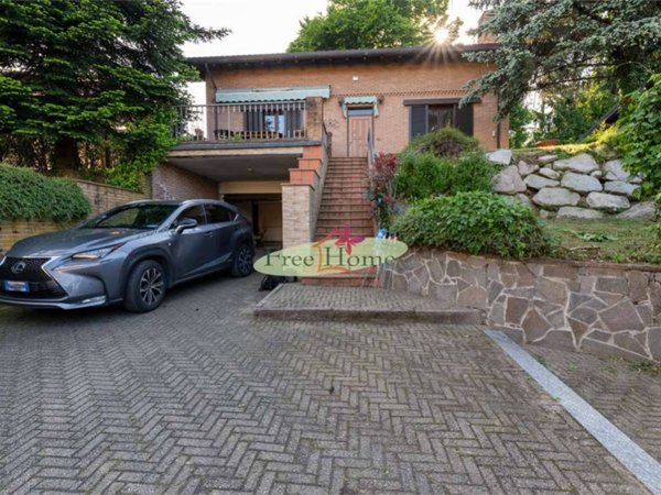 casa indipendente in vendita ad Azzate