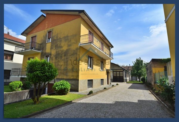 casa indipendente in vendita ad Azzate
