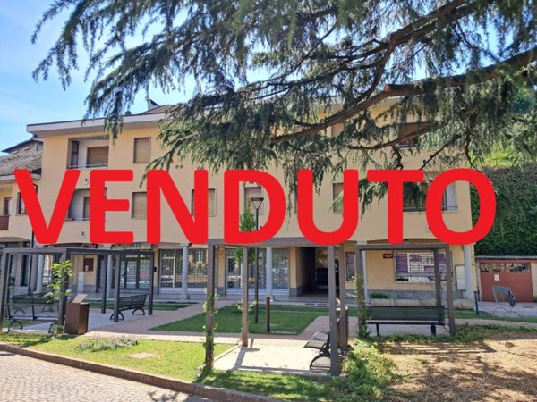 casa indipendente in vendita ad Azzate