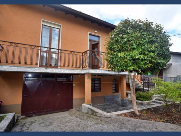 casa indipendente in vendita ad Azzate