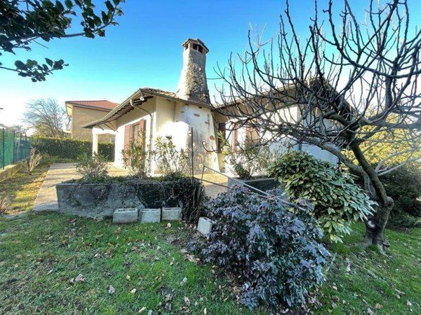 casa indipendente in vendita ad Azzate in zona Vegonno
