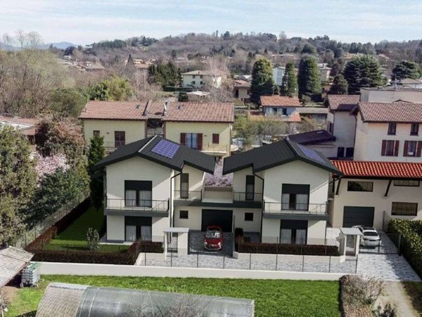 casa indipendente in vendita ad Azzate