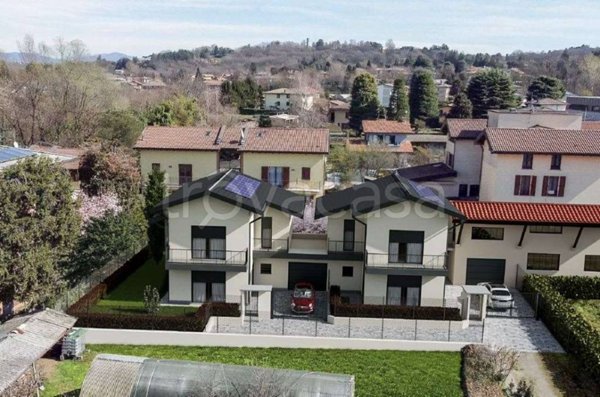 casa indipendente in vendita ad Azzate