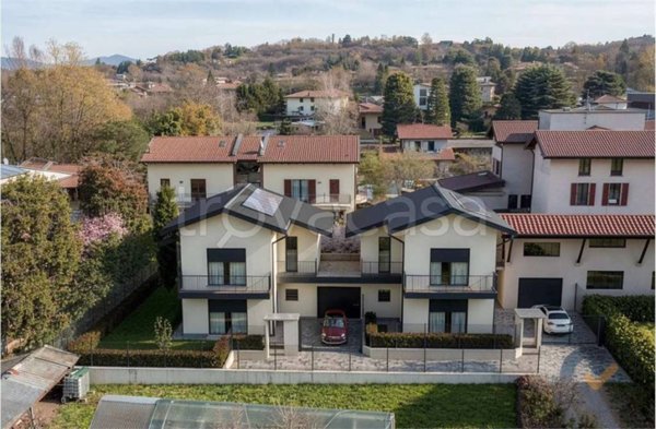 casa indipendente in vendita ad Azzate