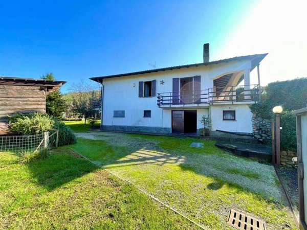 casa indipendente in vendita ad Azzate in zona Vegonno